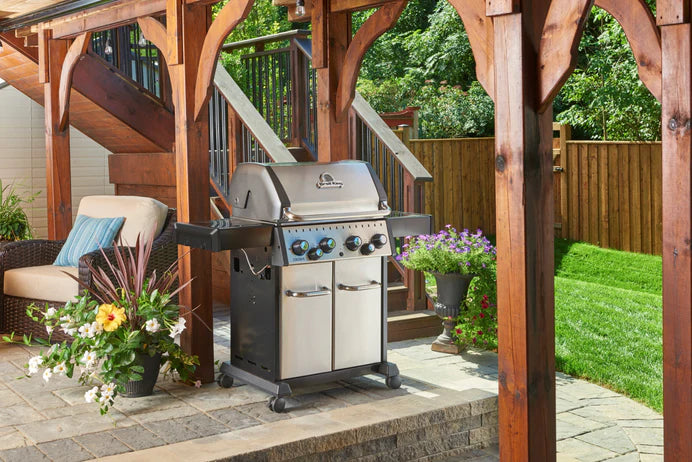 Broil King CROWN S490 BBQ with Side Burner, Rear Rotisserie Burner, Rotisserie Kit & Heavy-Duty Cast Iron Cooking Grids