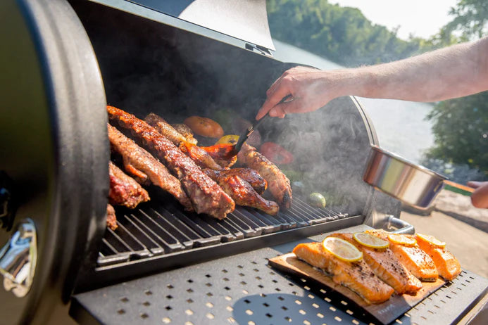 Broil King REGAL Charcoal Offset Smoker 500 with Heavy Duty Cast Iron Grids